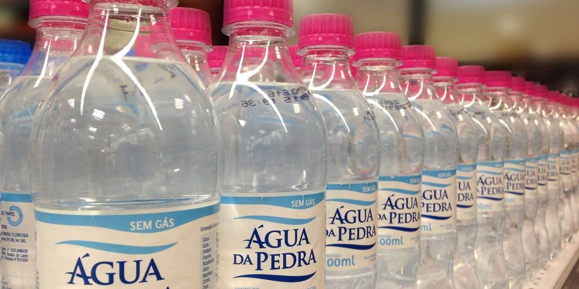 Garrafas de Água da Pedra, marca da Fruki, na prateleira