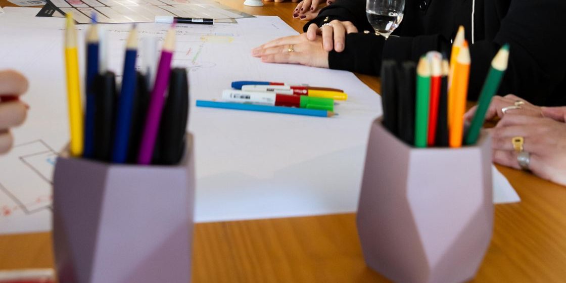 Mesa de trabalho com lápis coloridos em uma experiência estratégica