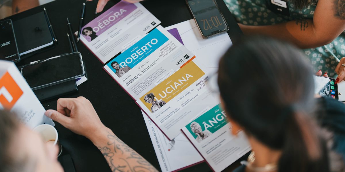 Cartões de personas de clientes usados no workshop de jornada de vendas da Idealiza