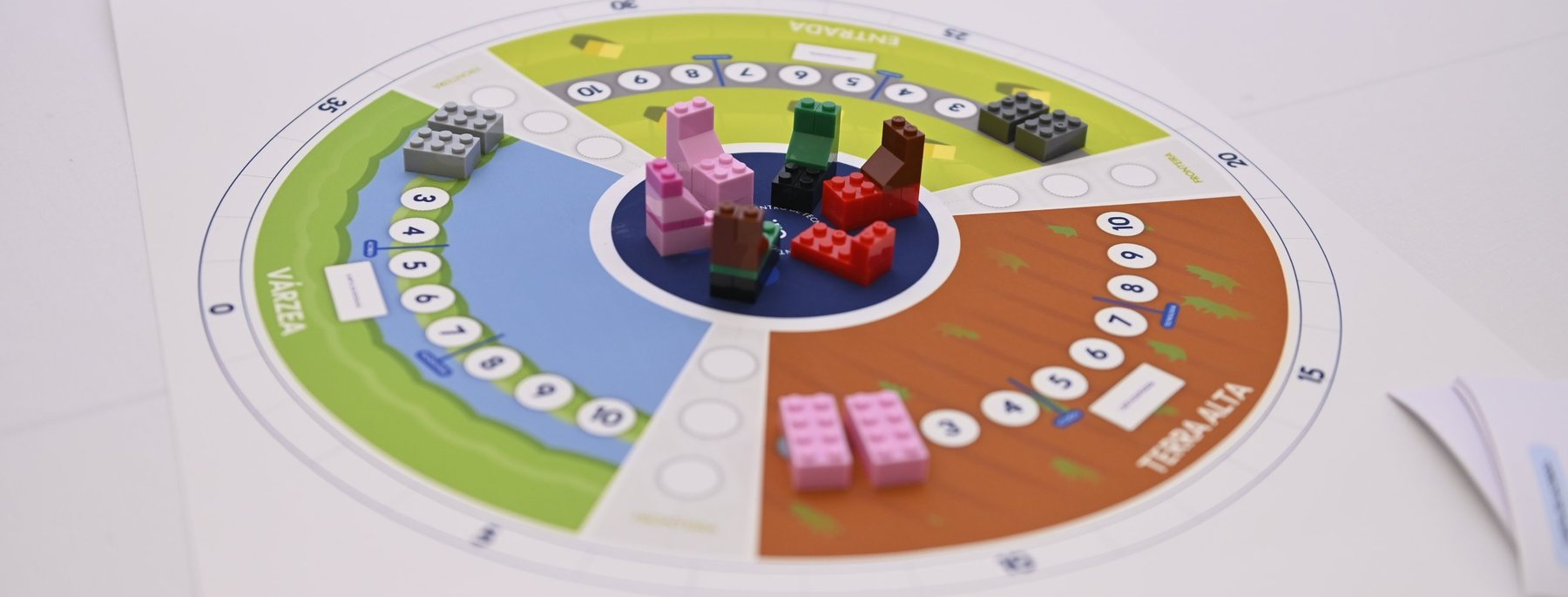 Tabuleiro do jogo O Território, criado pela Reali, com peças de montar